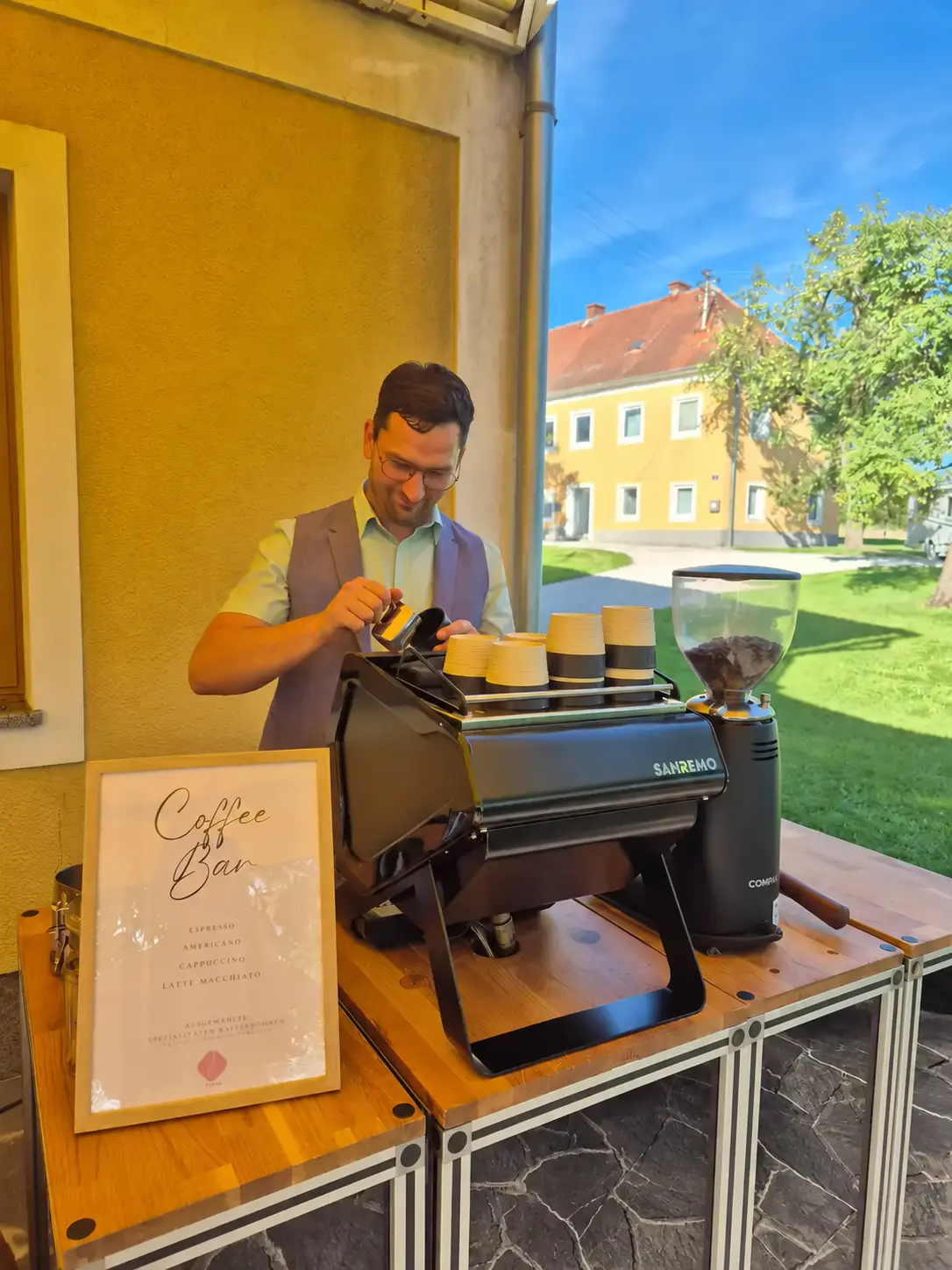 Benji hinter der mobilen Coffee-Bar von Laib & Seele
