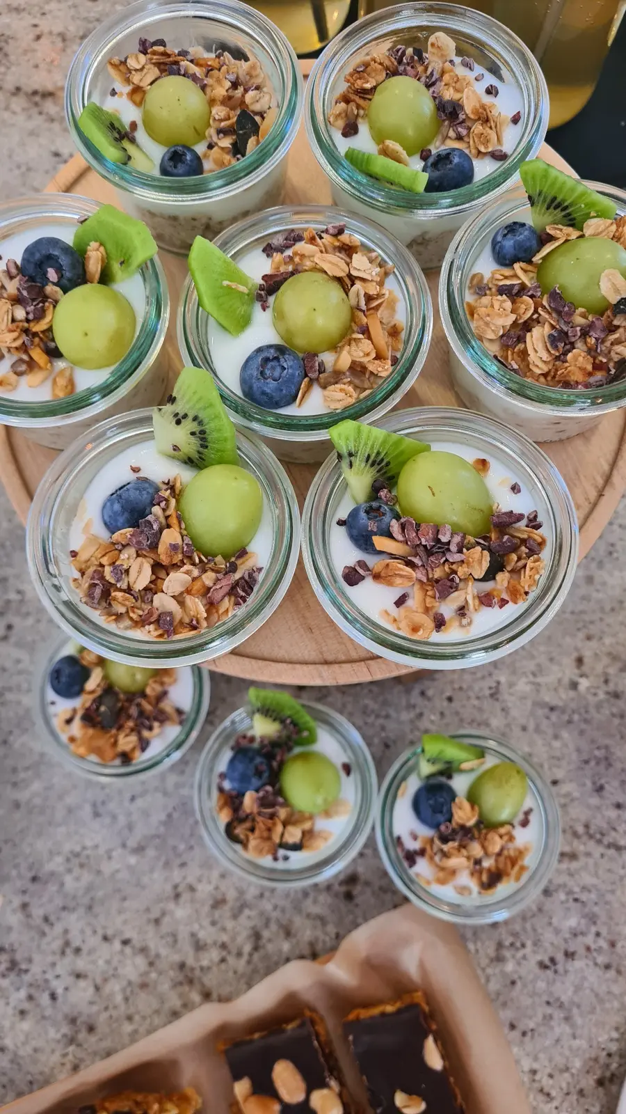 Veganes Frühstück im Glas mit Obst und Granola