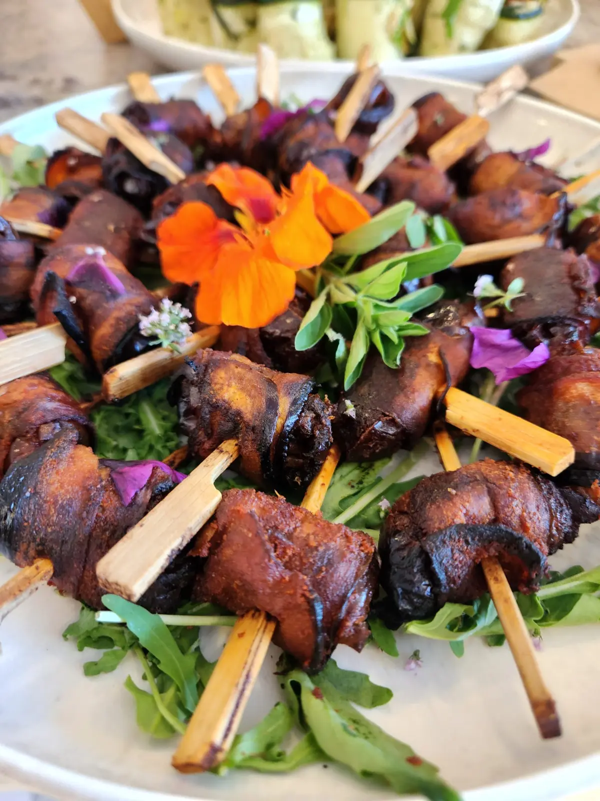 Vegane Spieße mit essbaren Blüten