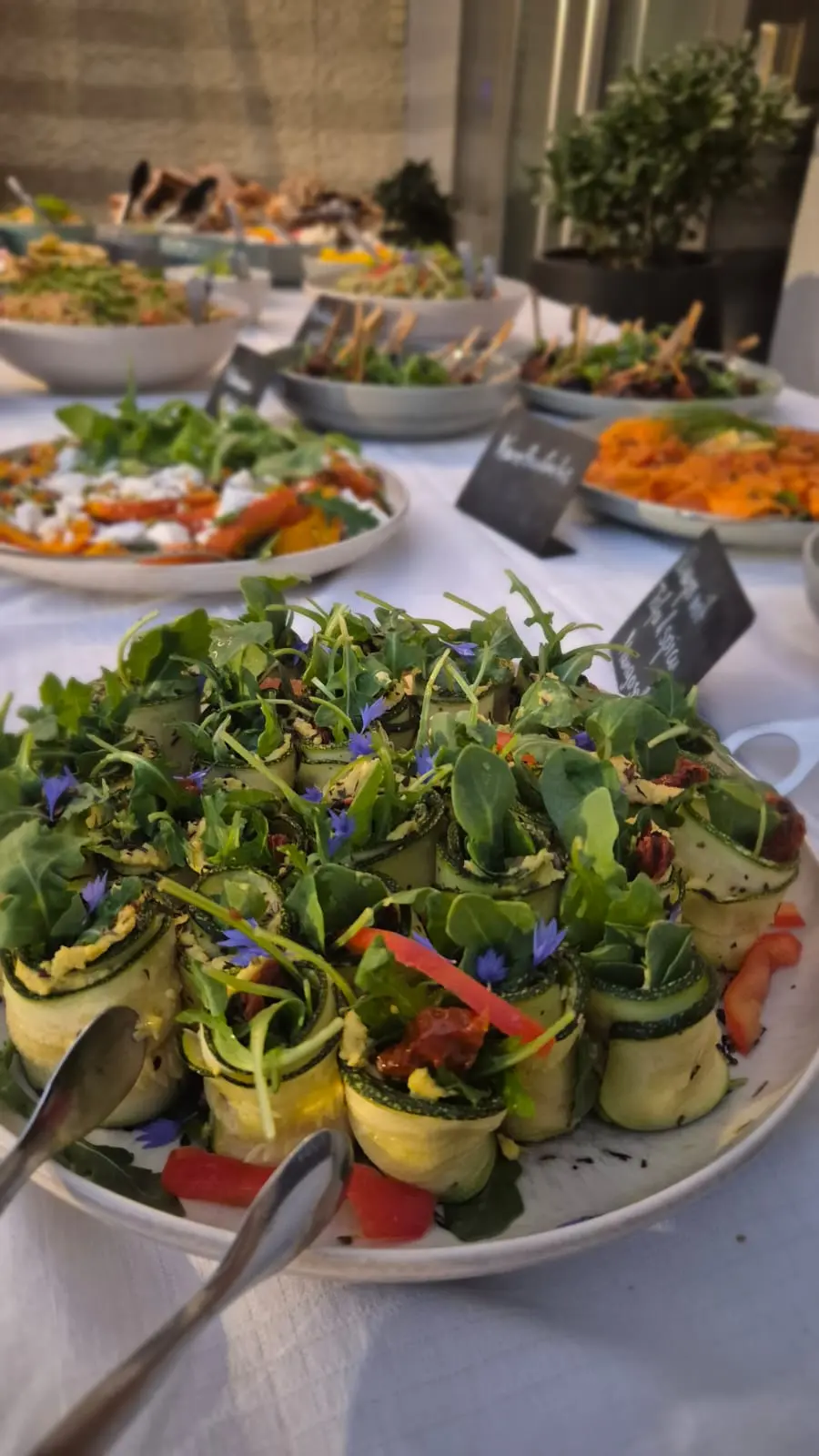 Buntes veganes Cateringbuffet mit Zucchiniröllchen