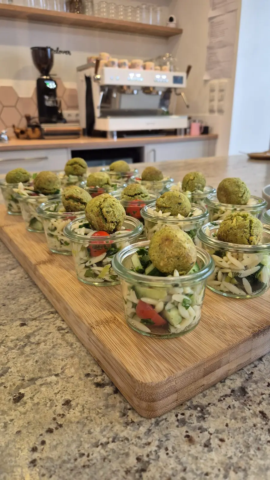 Salate und Falafel portionsweise im Glas