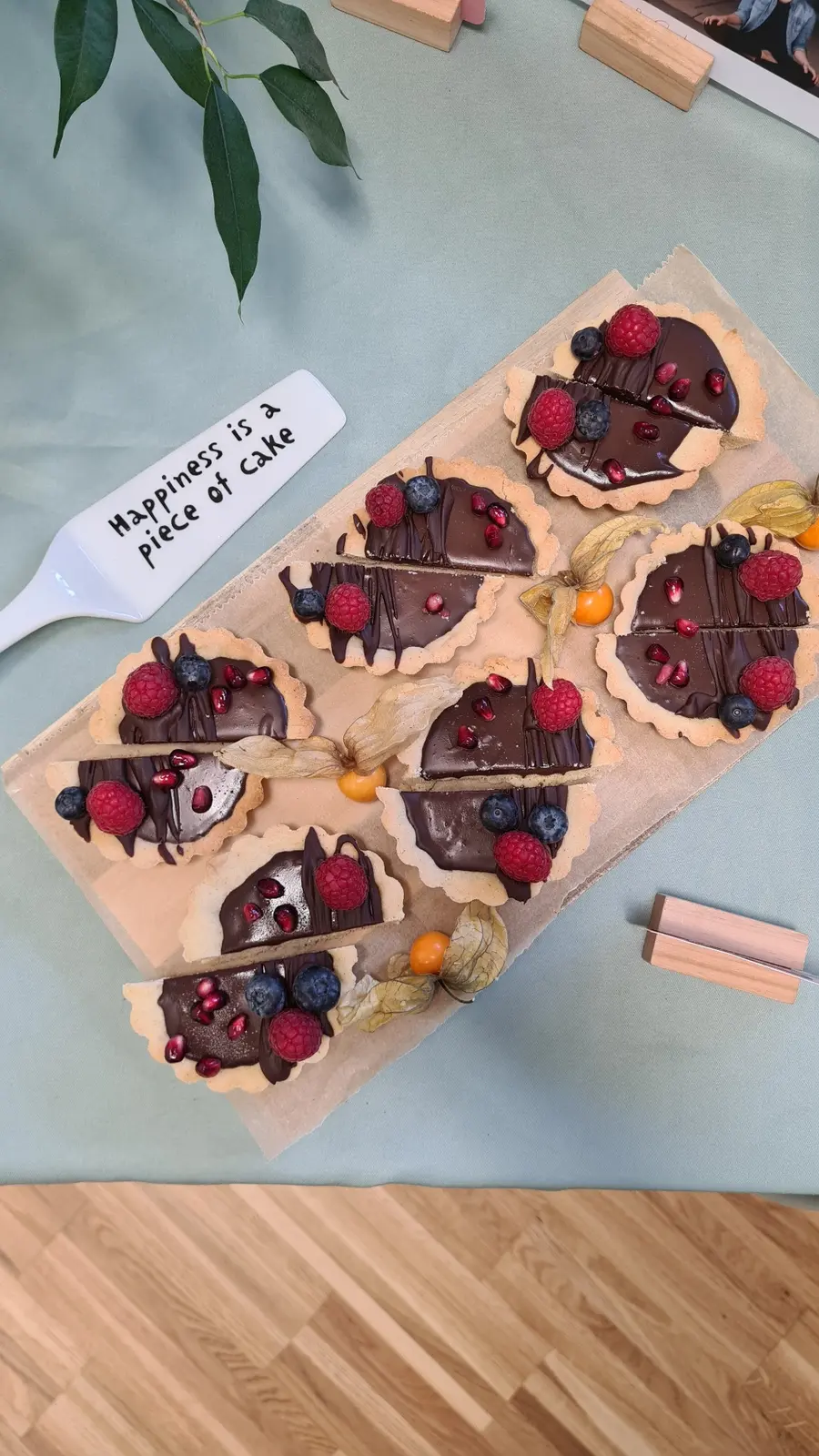 Schokoladentörtchen mit Beeren und Granatapfel