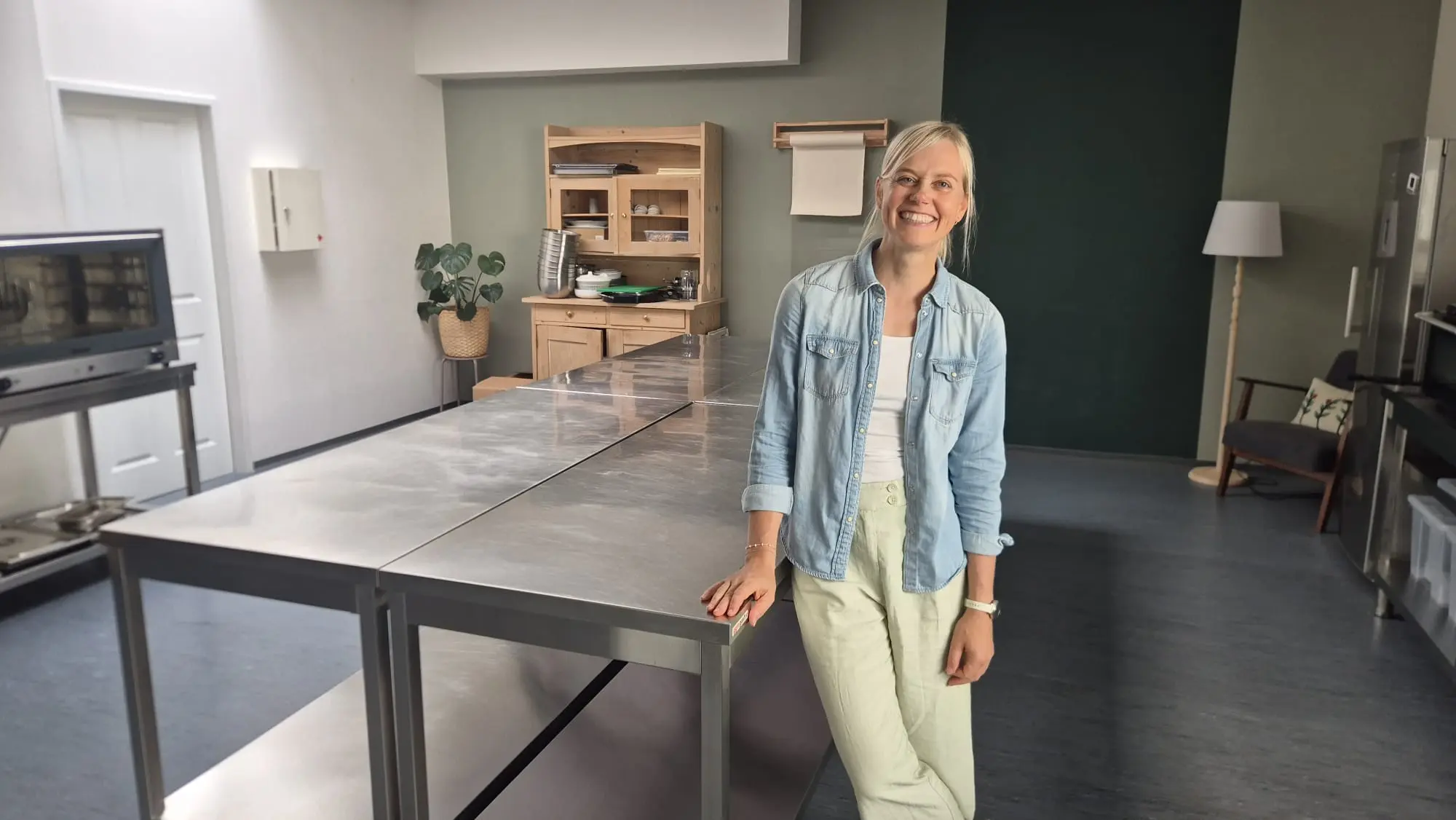Birgit in der Küche von Laib & Seele in Linz