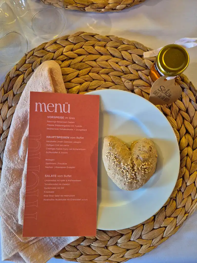 Herzförmiges Brot bei einem Hochzeitscatering